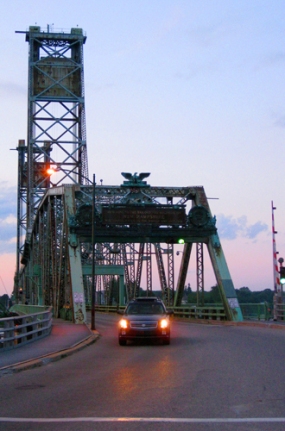 Click photo for post on 2009 Endangered List's Memorial Bridge